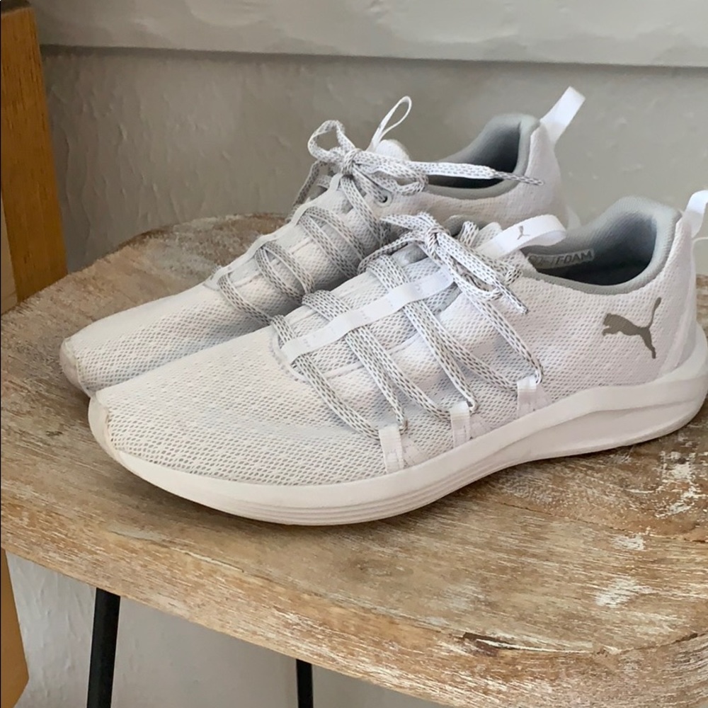 White puma tennis shoes